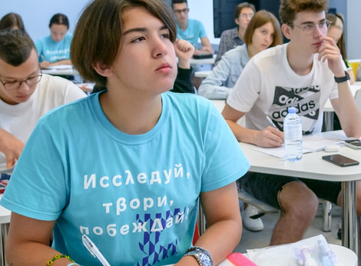 Торопись! В «Сириусе» стартовал прием заявок на августовскую научную школу по физике!